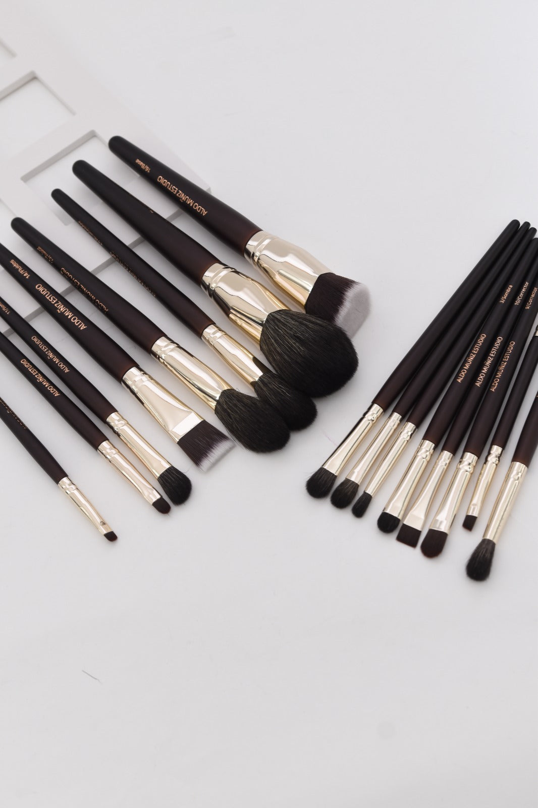 Colección de 16 Brochas Profesionales para Maquillaje