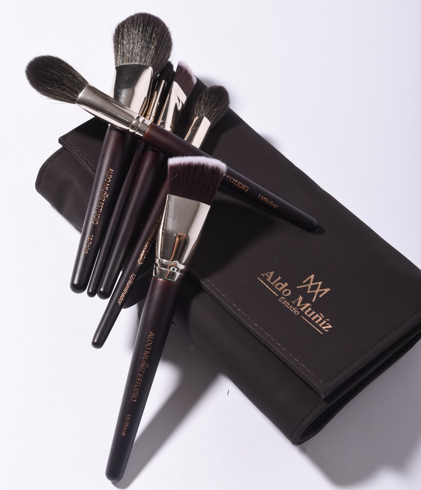 Colección de 16 Brochas Profesionales para Maquillaje