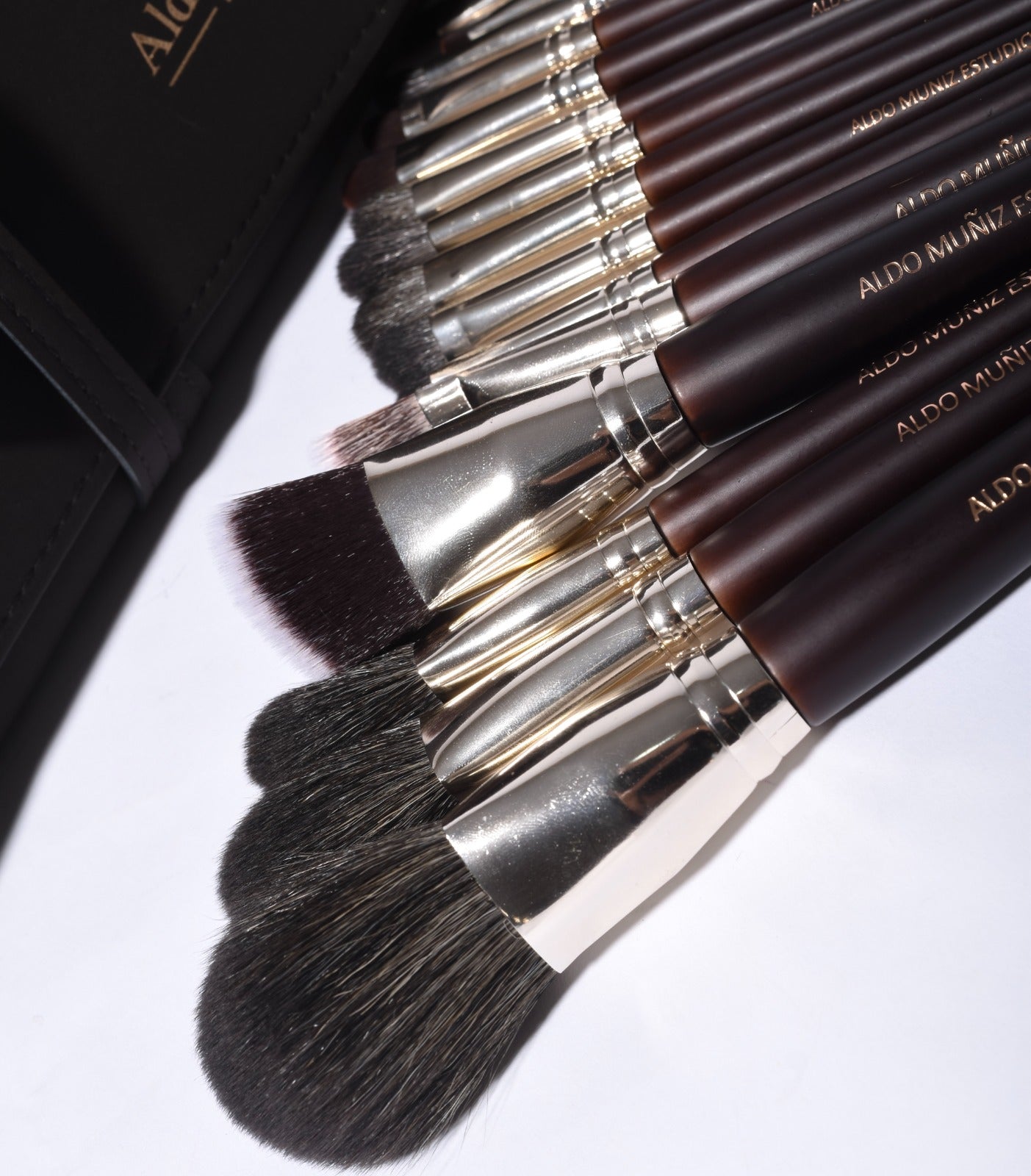 Colección de 16 Brochas Profesionales para Maquillaje