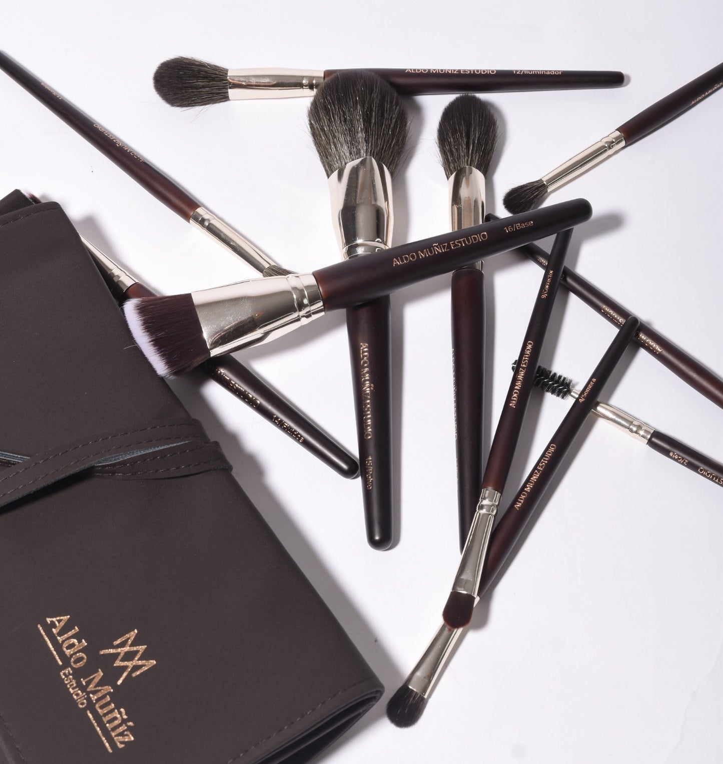 Colección de 16 Brochas Profesionales para Maquillaje